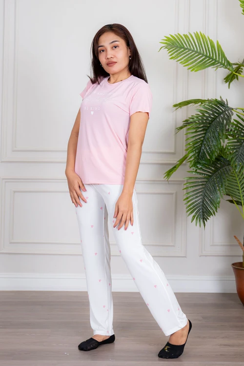 بيجاما نسائية قطعتين تيشيرت لون وردي مزين بكتابات من الأمام مع بنطلون طويل لون أبيض مزين بقلوب