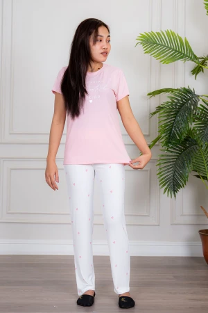 بيجاما نسائية قطعتين تيشيرت لون وردي مزين بكتابات من الأمام مع بنطلون طويل لون أبيض مزين بقلوب 