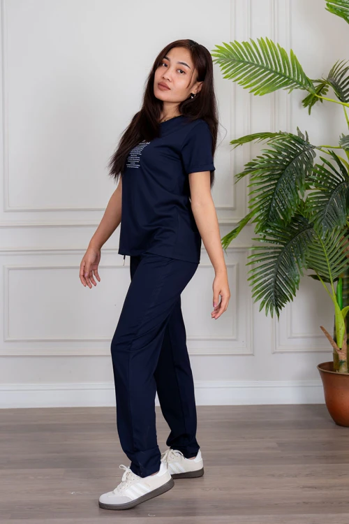 بيجاما نسائية قطعتين لون كحلي تيشيرت مزين بكتابات من الأمام مع بنطلون طويل برباط في الخصر