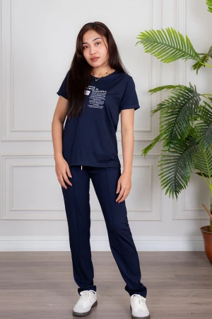 بيجاما نسائية قطعتين لون كحلي تيشيرت مزين بكتابات من الأمام مع بنطلون طويل برباط في الخصر  