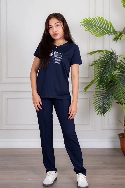 بيجاما نسائية قطعتين لون كحلي تيشيرت مزين بكتابات من الأمام مع بنطلون طويل برباط في الخصر