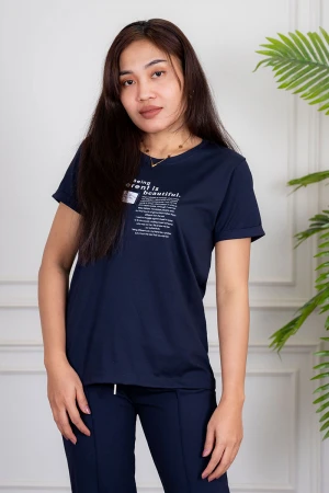 بيجاما نسائية قطعتين لون كحلي تيشيرت مزين بكتابات من الأمام مع بنطلون طويل برباط في الخصر  