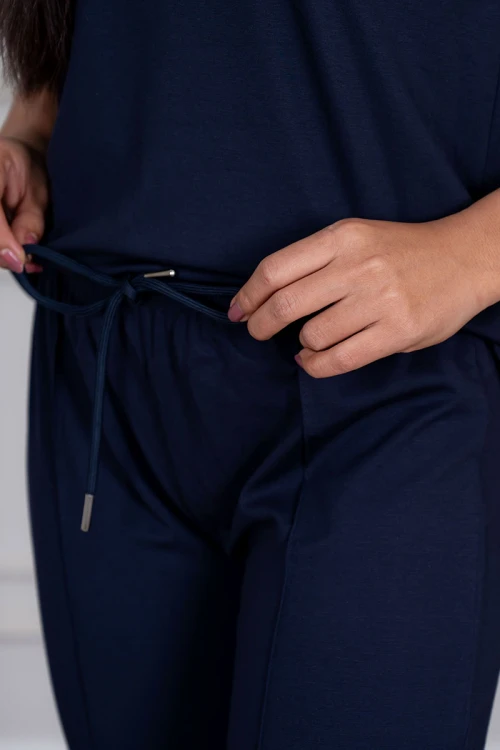 بيجاما نسائية قطعتين لون كحلي تيشيرت مزين بكتابات من الأمام مع بنطلون طويل برباط في الخصر