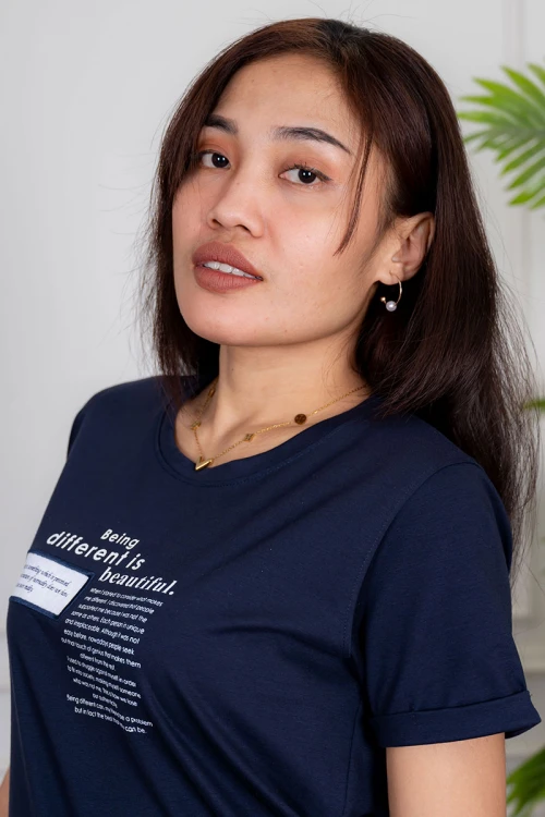 بيجاما نسائية قطعتين لون كحلي تيشيرت مزين بكتابات من الأمام مع بنطلون طويل برباط في الخصر