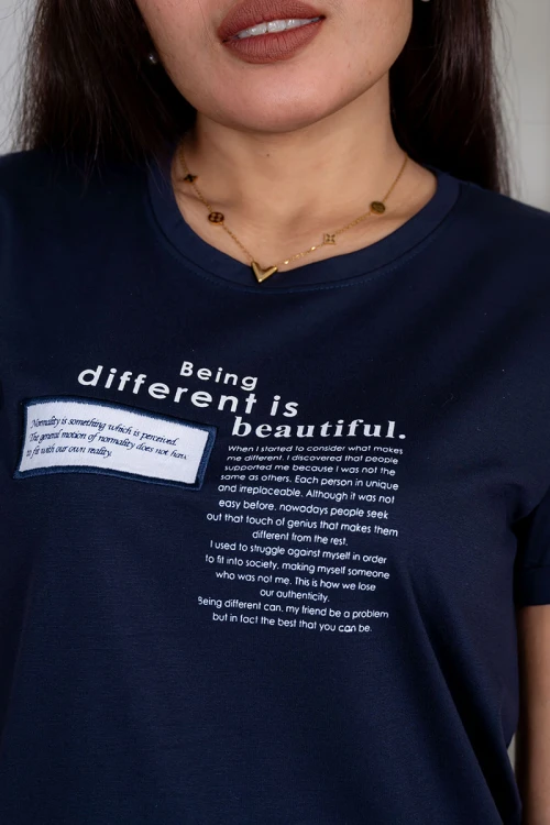 بيجاما نسائية قطعتين لون كحلي تيشيرت مزين بكتابات من الأمام مع بنطلون طويل برباط في الخصر