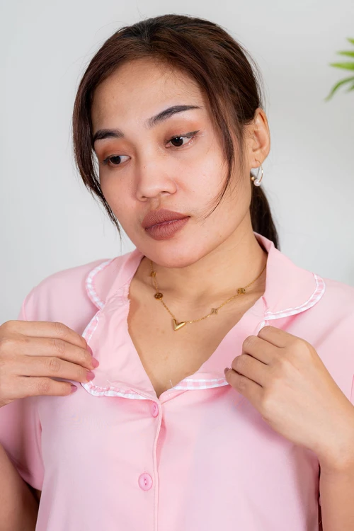 زي عاملة قطعتين متعدد الألوان بلوزة بياقة مطوية بأزرار و جيوب من الأمام ذو أكمام قصيرة مع بنطلون طويل