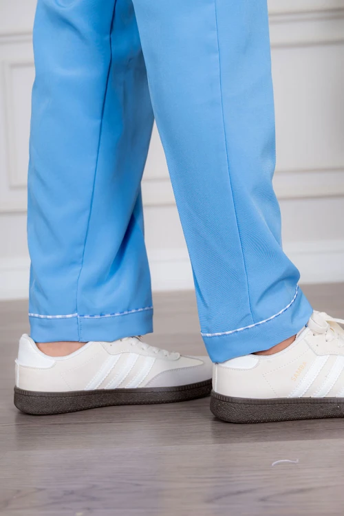 زي عاملة قطعتين متعدد الألوان بلوزة بياقة مطوية بأزرار و جيوب من الأمام ذو أكمام قصيرة مع بنطلون طويل