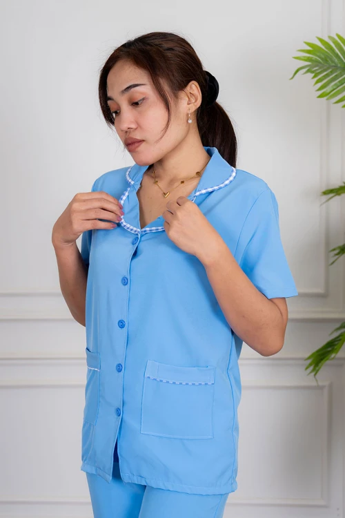 زي عاملة قطعتين متعدد الألوان بلوزة بياقة مطوية بأزرار و جيوب من الأمام ذو أكمام قصيرة مع بنطلون طويل