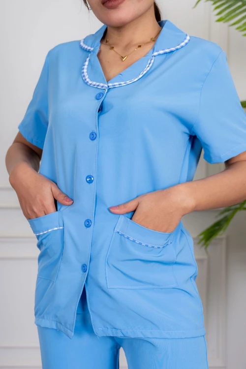 زي عاملة قطعتين متعدد الألوان بلوزة بياقة مطوية بأزرار و جيوب من الأمام ذو أكمام قصيرة مع بنطلون طويل