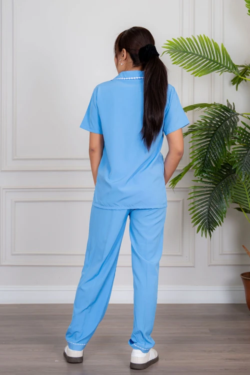 زي عاملة قطعتين متعدد الألوان بلوزة بياقة مطوية بأزرار و جيوب من الأمام ذو أكمام قصيرة مع بنطلون طويل