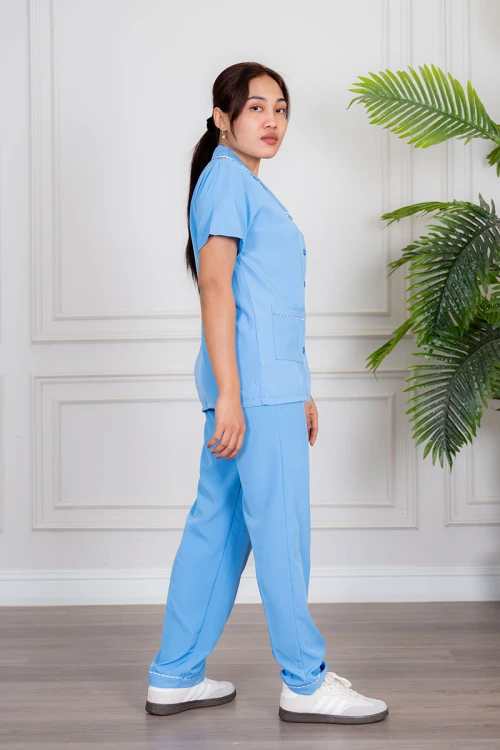 زي عاملة قطعتين متعدد الألوان بلوزة بياقة مطوية بأزرار و جيوب من الأمام ذو أكمام قصيرة مع بنطلون طويل