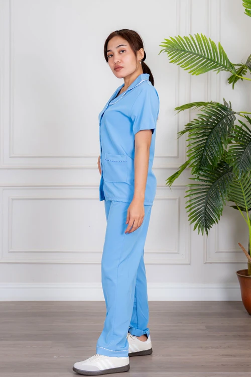 زي عاملة قطعتين متعدد الألوان بلوزة بياقة مطوية بأزرار و جيوب من الأمام ذو أكمام قصيرة مع بنطلون طويل