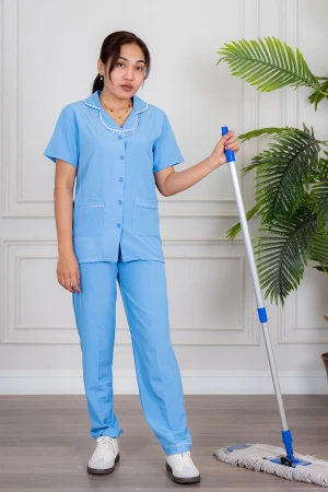 زي عاملة قطعتين متعدد الألوان بلوزة بياقة مطوية بأزرار و جيوب من الأمام ذو أكمام قصيرة مع بنطلون طويل