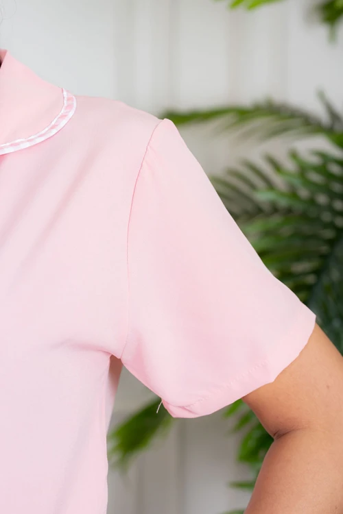 زي عاملة قطعتين متعدد الألوان بلوزة بياقة مطوية بأزرار و جيوب من الأمام ذو أكمام قصيرة مع بنطلون طويل