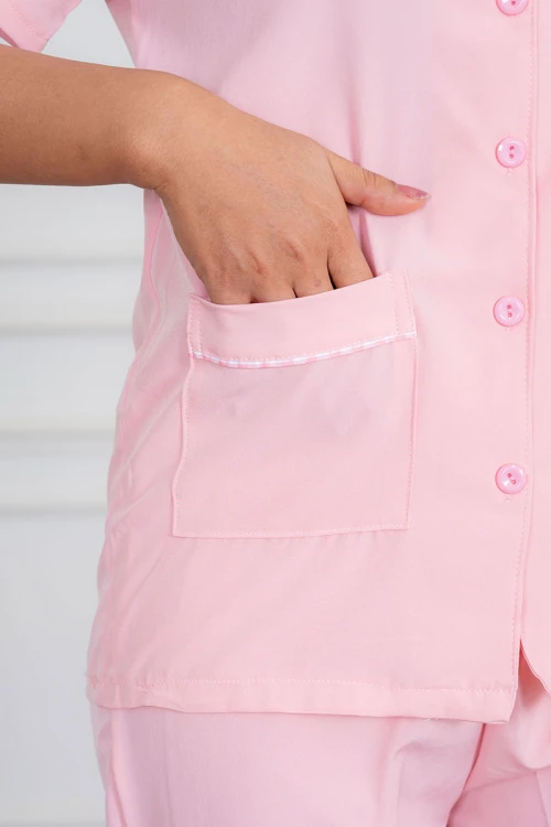 زي عاملة قطعتين متعدد الألوان بلوزة بياقة مطوية بأزرار و جيوب من الأمام ذو أكمام قصيرة مع بنطلون طويل