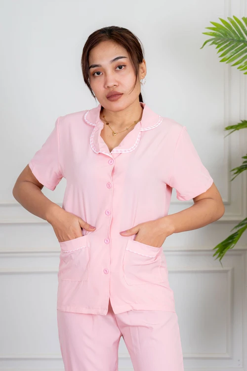 زي عاملة قطعتين متعدد الألوان بلوزة بياقة مطوية بأزرار و جيوب من الأمام ذو أكمام قصيرة مع بنطلون طويل