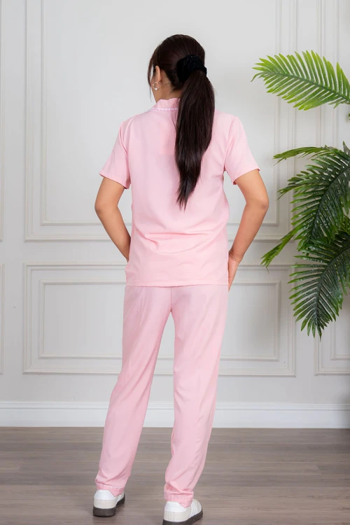 زي عاملة قطعتين متعدد الألوان بلوزة بياقة مطوية بأزرار و جيوب من الأمام ذو أكمام قصيرة مع بنطلون طويل