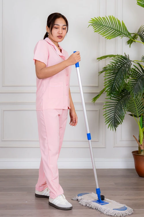 زي عاملة قطعتين متعدد الألوان بلوزة بياقة مطوية بأزرار و جيوب من الأمام ذو أكمام قصيرة مع بنطلون طويل