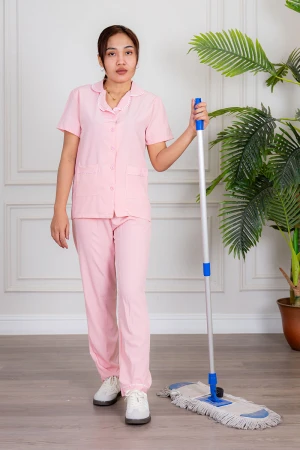 زي عاملة قطعتين متعدد الألوان بلوزة بياقة مطوية بأزرار و جيوب من الأمام ذو أكمام قصيرة مع بنطلون طويل