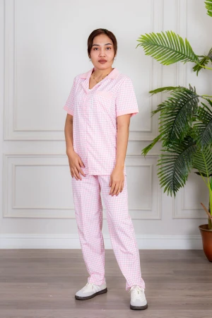 زي عاملة قطعتين متعدد الألوان على شكل مربعات بلوزة بياقة مطوية بسحاب مخفي و جيب من الأمام ذو أكمام قصيرة مع بنطلون طويل