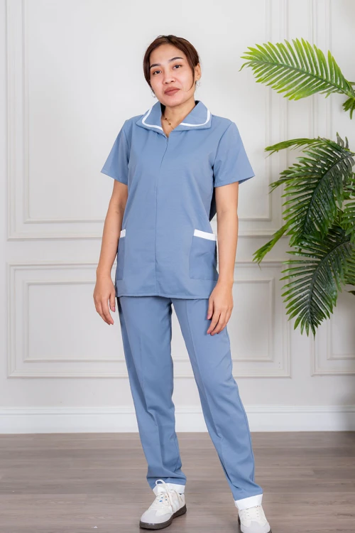 زي عاملة قطعتين متعدد الألوان بلوزة بياقة مطوية بسحاب مخفي و جيوب من الأمام ذو أكمام قصيرة مع بنطلون طويل