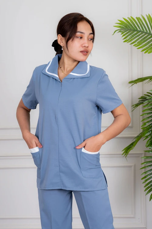 زي عاملة قطعتين متعدد الألوان بلوزة بياقة مطوية بسحاب مخفي و جيوب من الأمام ذو أكمام قصيرة مع بنطلون طويل