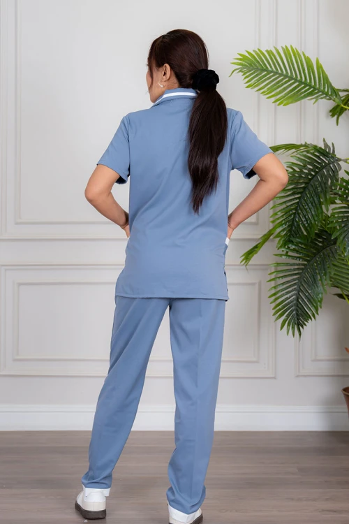 زي عاملة قطعتين متعدد الألوان بلوزة بياقة مطوية بسحاب مخفي و جيوب من الأمام ذو أكمام قصيرة مع بنطلون طويل