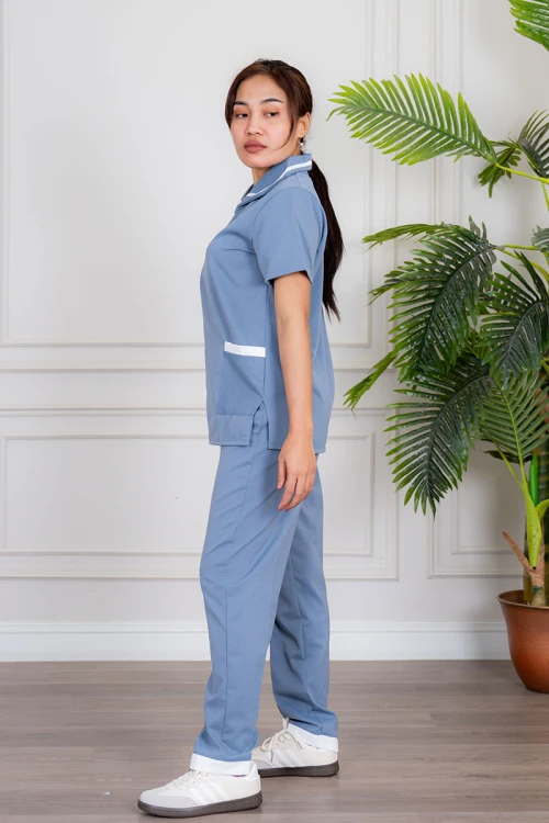 زي عاملة قطعتين متعدد الألوان بلوزة بياقة مطوية بسحاب مخفي و جيوب من الأمام ذو أكمام قصيرة مع بنطلون طويل