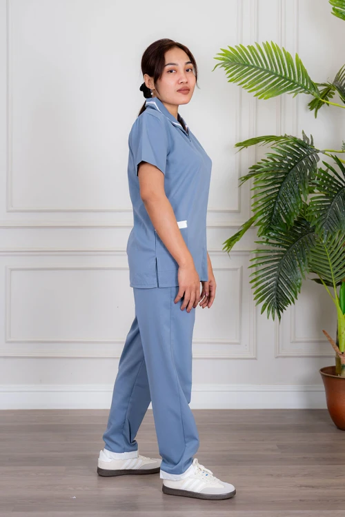 زي عاملة قطعتين متعدد الألوان بلوزة بياقة مطوية بسحاب مخفي و جيوب من الأمام ذو أكمام قصيرة مع بنطلون طويل