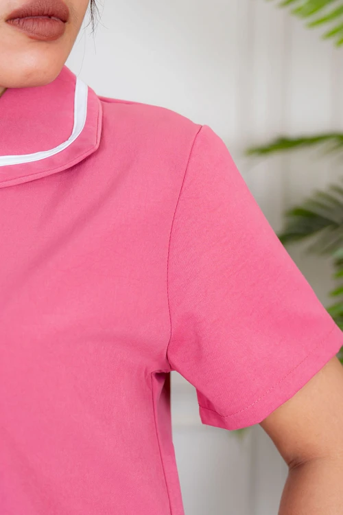 زي عاملة قطعتين متعدد الألوان بلوزة بياقة مطوية بسحاب مخفي و جيوب من الأمام ذو أكمام قصيرة مع بنطلون طويل