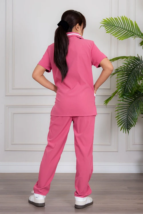 زي عاملة قطعتين متعدد الألوان بلوزة بياقة مطوية بسحاب مخفي و جيوب من الأمام ذو أكمام قصيرة مع بنطلون طويل