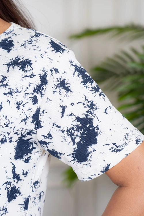 بيجاما نسائية قطعتين تيشيرت لون أبيض بنقشة حبر كحلي عشوائية مع بنطلون طويل لون كحلي