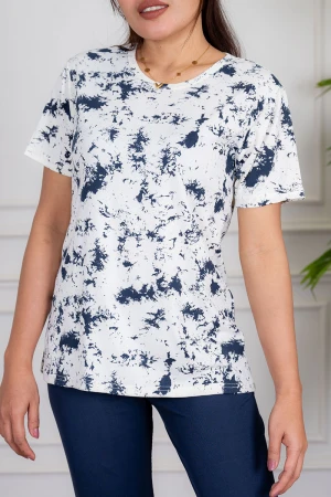 بيجاما نسائية قطعتين تيشيرت لون أبيض بنقشة حبر كحلي عشوائية مع بنطلون طويل لون كحلي 