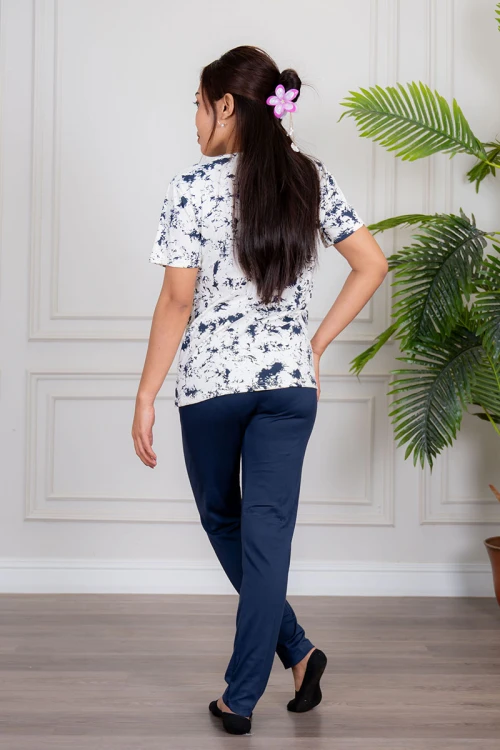 بيجاما نسائية قطعتين تيشيرت لون أبيض بنقشة حبر كحلي عشوائية مع بنطلون طويل لون كحلي