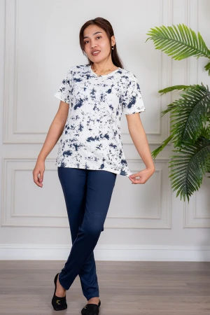 بيجاما نسائية قطعتين تيشيرت لون أبيض بنقشة حبر كحلي عشوائية مع بنطلون طويل لون كحلي 