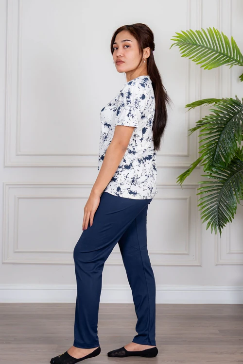 بيجاما نسائية قطعتين تيشيرت لون أبيض بنقشة حبر كحلي عشوائية مع بنطلون طويل لون كحلي