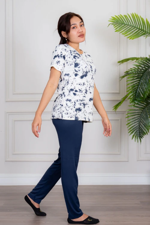 بيجاما نسائية قطعتين تيشيرت لون أبيض بنقشة حبر كحلي عشوائية مع بنطلون طويل لون كحلي