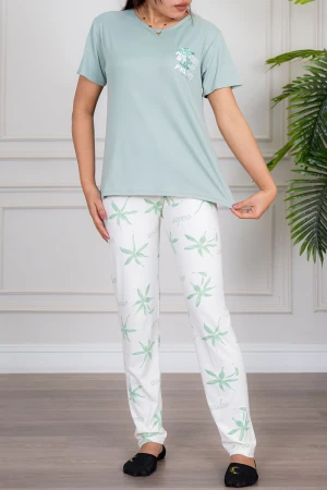 بيجاما نسائية قطعتين تيشيرت لون تفاحي مزين بكتابات من الأمام مع بنطلون طويل لون أبيض مشجر
