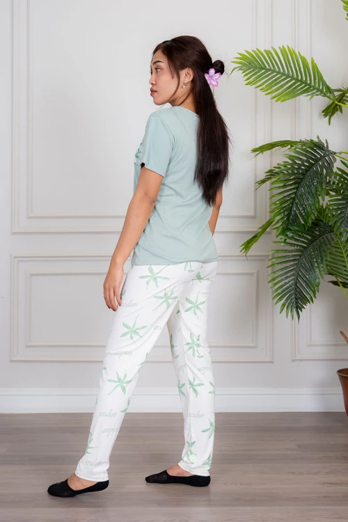 بيجاما نسائية قطعتين تيشيرت لون تفاحي مزين بكتابات من الأمام مع بنطلون طويل لون أبيض مشجر