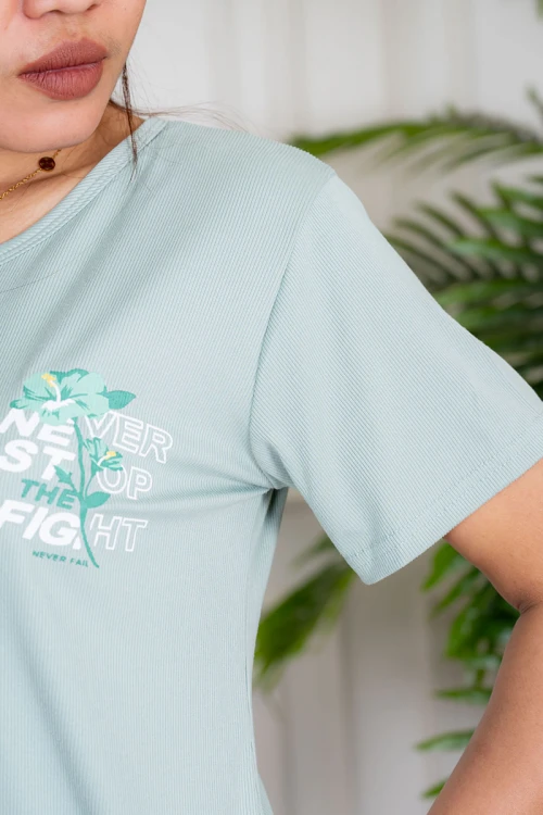 بيجاما نسائية قطعتين تيشيرت لون تفاحي مزين بكتابات من الأمام مع بنطلون طويل لون أبيض مشجر