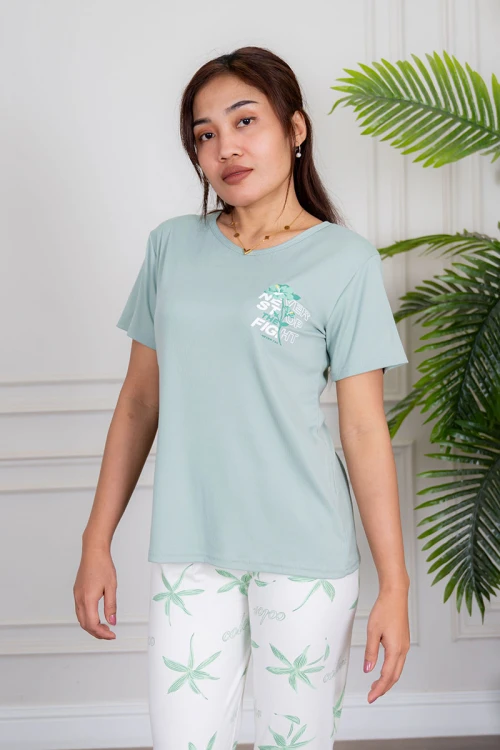 بيجاما نسائية قطعتين تيشيرت لون تفاحي مزين بكتابات من الأمام مع بنطلون طويل لون أبيض مشجر