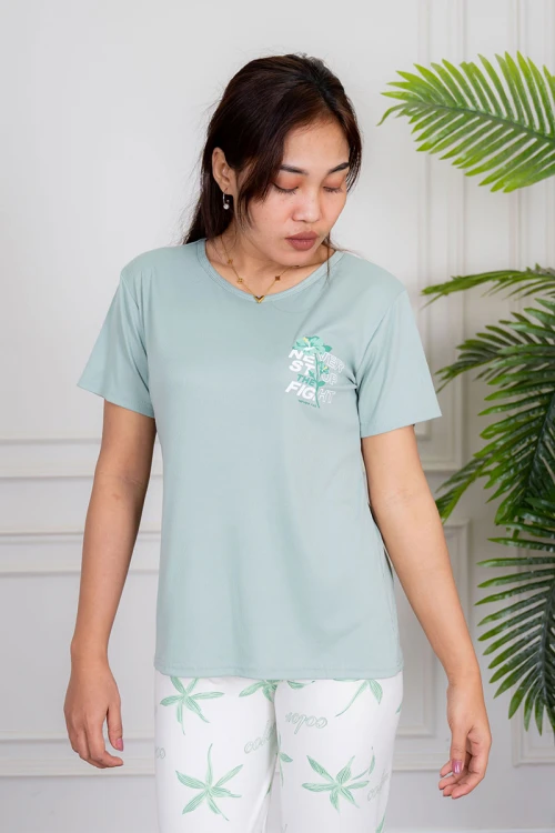 بيجاما نسائية قطعتين تيشيرت لون تفاحي مزين بكتابات من الأمام مع بنطلون طويل لون أبيض مشجر