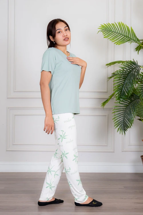 بيجاما نسائية قطعتين تيشيرت لون تفاحي مزين بكتابات من الأمام مع بنطلون طويل لون أبيض مشجر