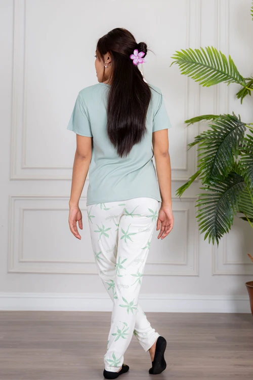 بيجاما نسائية قطعتين تيشيرت لون تفاحي مزين بكتابات من الأمام مع بنطلون طويل لون أبيض مشجر