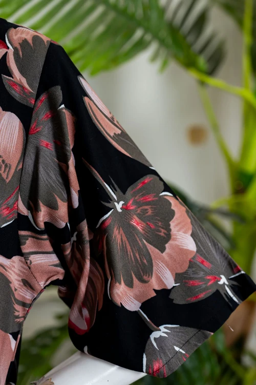 قميص نسائي طويل لون أسود مشجر ياقة قصة سبعة و أكمام قصيرة