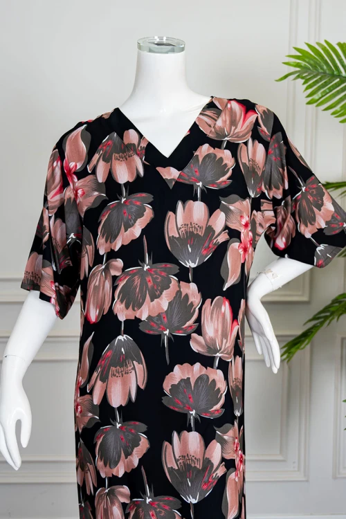 قميص نسائي طويل لون أسود مشجر ياقة قصة سبعة و أكمام قصيرة