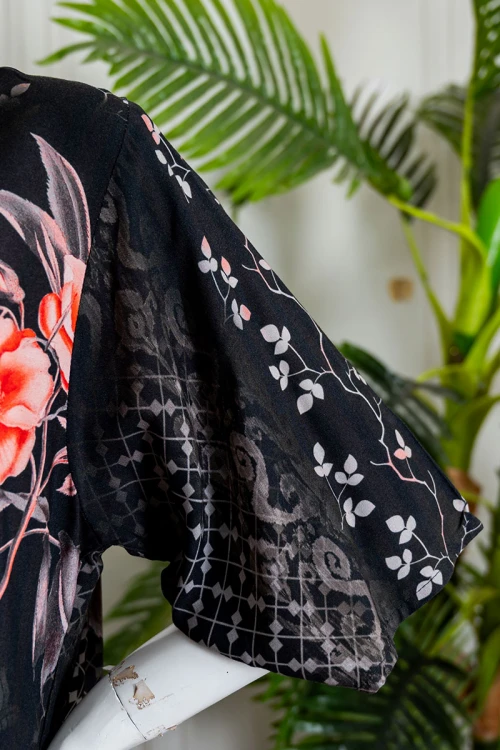 جلابية نسائية طويلة لون أسود مزينة بزخارف ورسومات ياقة مطوية بقصة سبعة و أكمام قصيرة