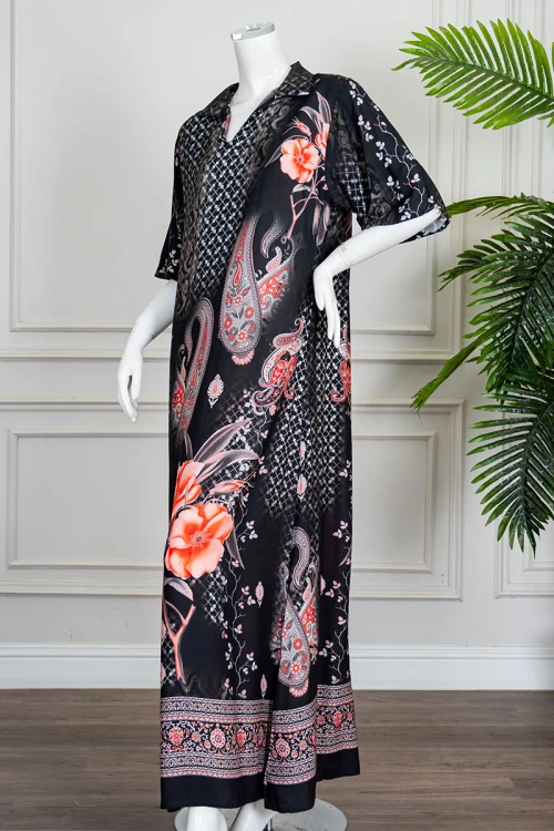 جلابية نسائية طويلة لون أسود مزينة بزخارف ورسومات ياقة مطوية بقصة سبعة و أكمام قصيرة