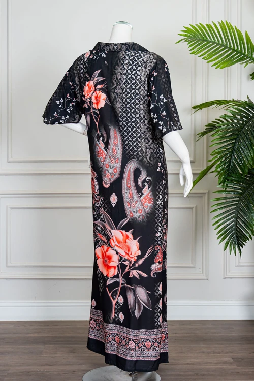 جلابية نسائية طويلة لون أسود مزينة بزخارف ورسومات ياقة مطوية بقصة سبعة و أكمام قصيرة