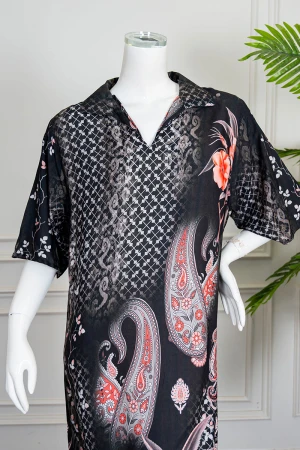 جلابية نسائية طويلة لون أسود مزينة بزخارف ورسومات ياقة مطوية بقصة سبعة و أكمام قصيرة 